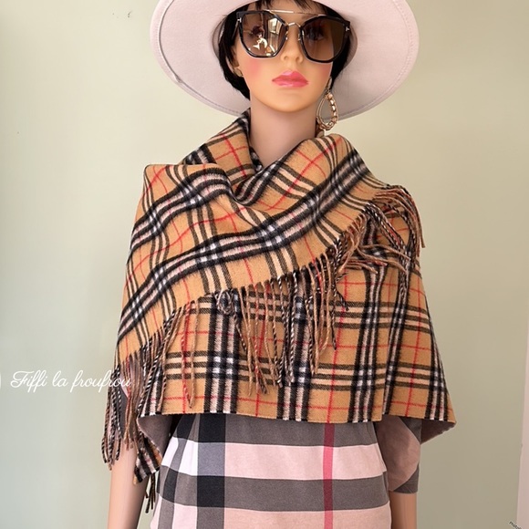 Authentic Burberry wool triangle scarf - Picture 4 of 10